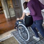 Un peldaño, es suficiente para evitar el acceso a personas con la movilidad reducida.