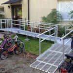 rampa modular Feal para acceso a colegio con barandilla