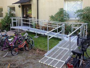 rampa modular Feal para acceso a colegio con barandilla