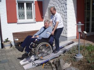 rampa plegable con bordes exteriores para silla de ruedas