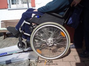 rampa plegable doble vía con bordes exteriores para silla de ruedas