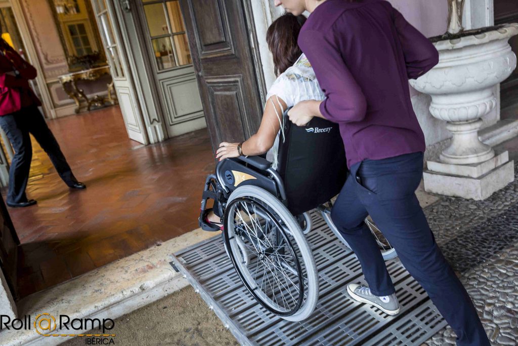 Un peldaño, es suficiente para evitar el acceso a personas con la movilidad reducida.