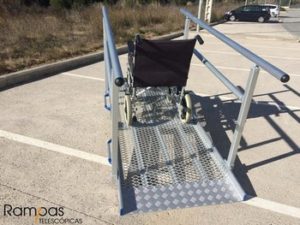 rampa plegable para silla de ruedas con barandilla