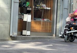 Entrada de comercio sin rampa