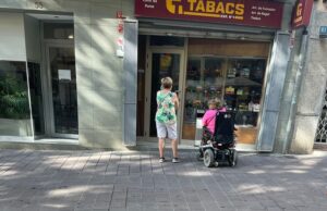 Entrada de comercio sin rampa