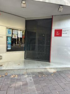 Entrada de oficina publica sin accesibilidad